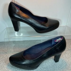 Size 39 DoraKing‎ by Fluchos black leather pumps. Detail stitching! Box 7